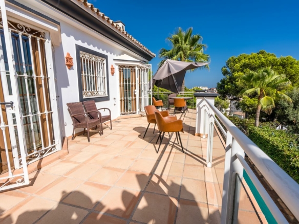 For sale 🏡 Luxury 6B Villa in Marbella Town – Walk to all facilities