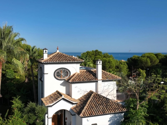 For sale 🏡 Luxury 6B Villa in Marbella Town – Walk to all facilities