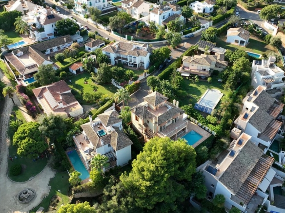 For sale 🏡 Luxury 6B Villa in Marbella Town – Walk to all facilities