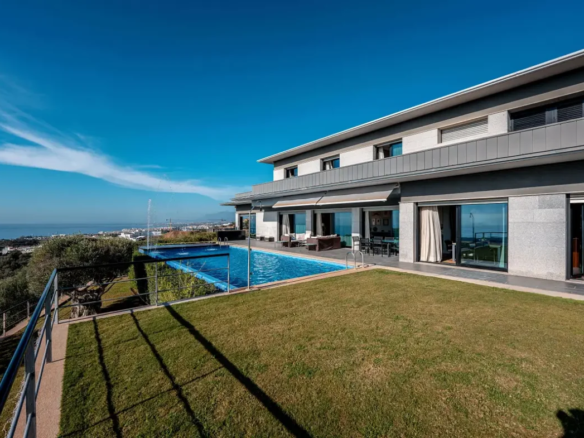 For sale – Modern 5-Bed Villa in Altos de Los Monteros – Sea Views