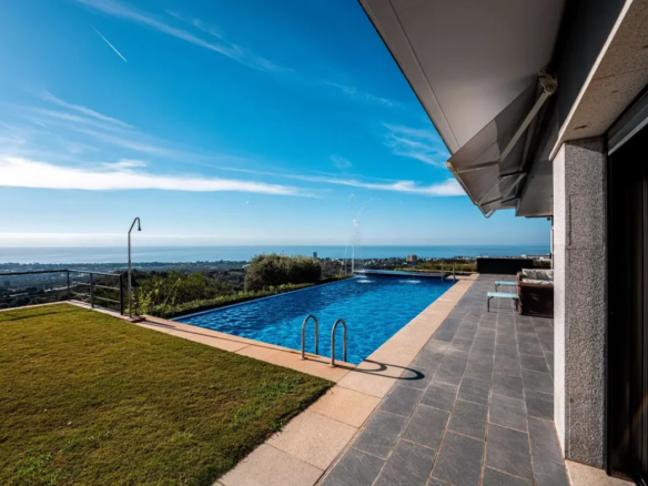 For sale – Modern 5-Bed Villa in Altos de Los Monteros – Sea Views