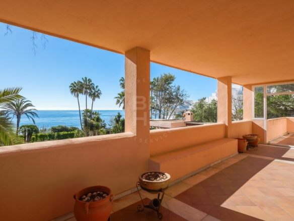 For sale 🌟 ELEGANT 10 Bedrooms BEACHFRONT MANSION WITH GUEST ACCOMMODATION ON THE NEW GOLDEN MILE 🌴