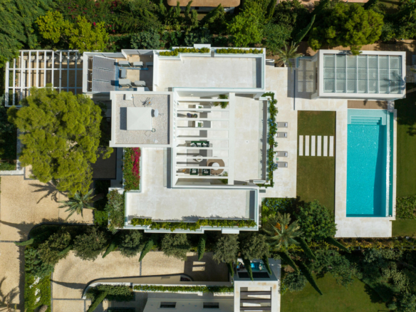 🏰✨ LUXURIOUS VILLA FOR SALE IN MARBELLA GOLDEN MILE! ✨🏰 GATED – Turnkey Opportunity