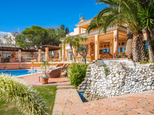 For sale 🌟 ELEGANT 10 Bedrooms BEACHFRONT MANSION WITH GUEST ACCOMMODATION ON THE NEW GOLDEN MILE 🌴
