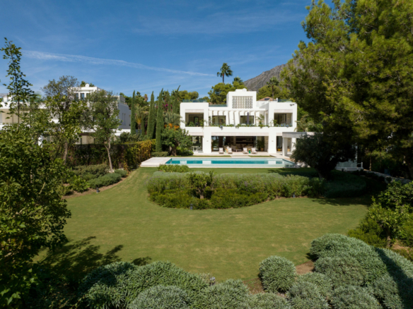 🏰✨ LUXURIOUS VILLA FOR SALE IN MARBELLA GOLDEN MILE! ✨🏰 GATED – Turnkey Opportunity