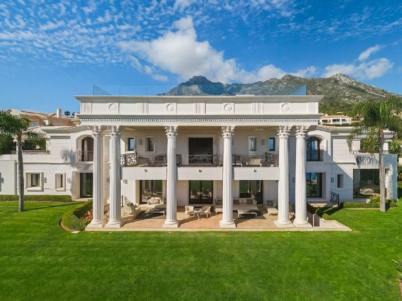 For sale 🏡 Luxurious Mansion in Sierra Blanca, Marbella Golden Mile! 🌟 Sea View  -Gated 