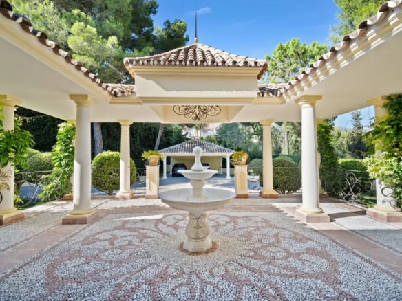 For Sale 🌟 Exclusive Classic Villa in Sierra Blanca 🏰 4089m2  Sea View Plot