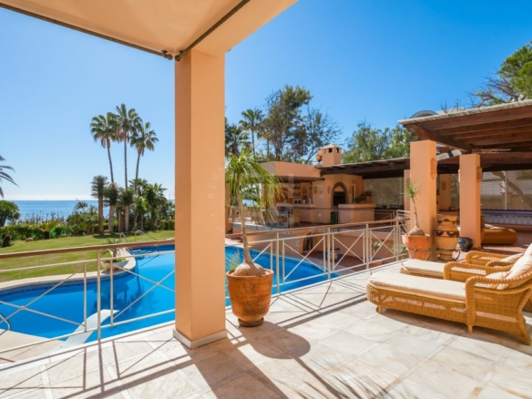 For sale 🌟 ELEGANT 10 Bedrooms BEACHFRONT MANSION WITH GUEST ACCOMMODATION ON THE NEW GOLDEN MILE 🌴