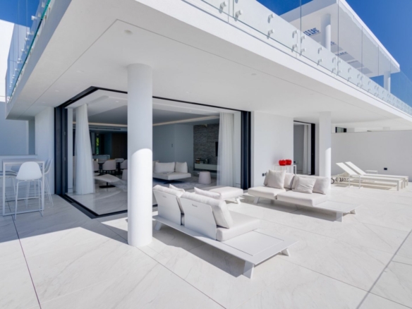 For Rent – EMARE 🏢 Estepona COSTA DEL SOL 4 Bedrooms APARTMENT 🏖️