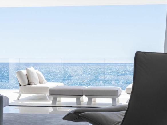 For Rent – EMARE 🏢 Estepona COSTA DEL SOL 4 Bedrooms APARTMENT 🏖️