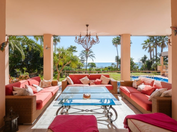 For sale 🌟 ELEGANT 10 Bedrooms BEACHFRONT MANSION WITH GUEST ACCOMMODATION ON THE NEW GOLDEN MILE 🌴