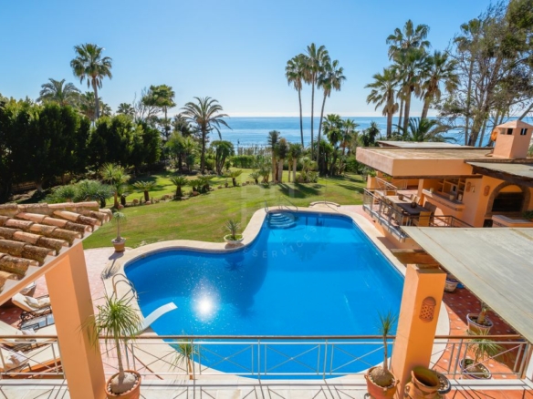 For sale 🌟 ELEGANT 10 Bedrooms BEACHFRONT MANSION WITH GUEST ACCOMMODATION ON THE NEW GOLDEN MILE 🌴
