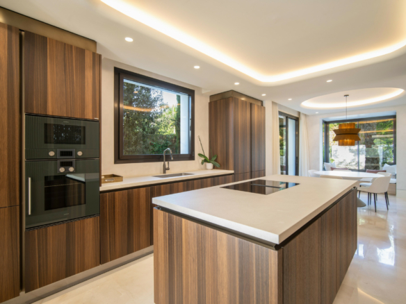 🏰✨ LUXURIOUS VILLA FOR SALE IN MARBELLA GOLDEN MILE! ✨🏰 GATED – Turnkey Opportunity