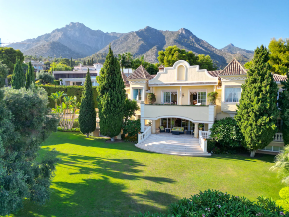 For Sale 🌟 Exclusive Classic Villa in Sierra Blanca 🏰 4089m2  Sea View Plot