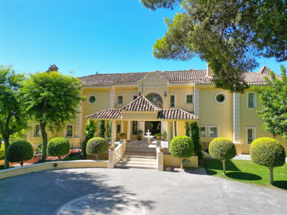 For Sale 🌟 Exclusive Classic Villa in Sierra Blanca 🏰 4089m2  Sea View Plot