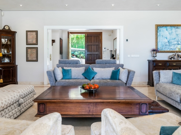 For Sale – Luxurious 7 Bedrooms Mansion in Nueva Andalucia! 🌅