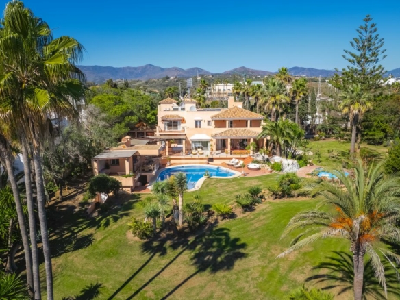 For sale 🌟 ELEGANT 10 Bedrooms BEACHFRONT MANSION WITH GUEST ACCOMMODATION ON THE NEW GOLDEN MILE 🌴