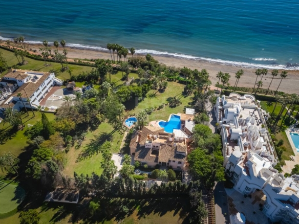 For sale 🌟 ELEGANT 10 Bedrooms BEACHFRONT MANSION WITH GUEST ACCOMMODATION ON THE NEW GOLDEN MILE 🌴