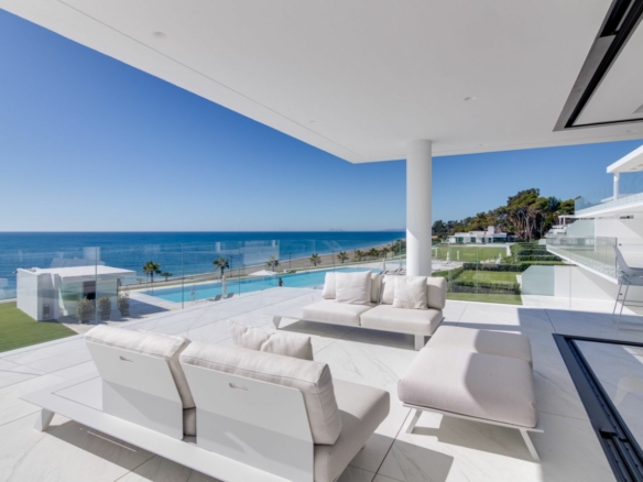 For Rent – EMARE 🏢 Estepona COSTA DEL SOL 4 Bedrooms APARTMENT 🏖️