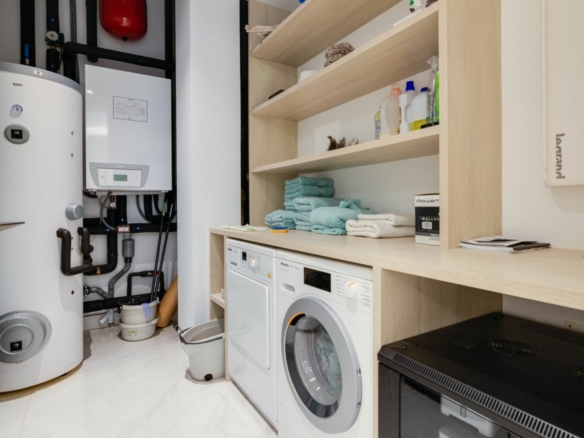 For Rent – EMARE 🏢 Estepona COSTA DEL SOL 4 Bedrooms APARTMENT 🏖️