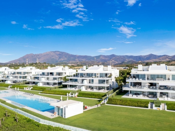 For Rent – EMARE 🏢 Estepona COSTA DEL SOL 4 Bedrooms APARTMENT 🏖️