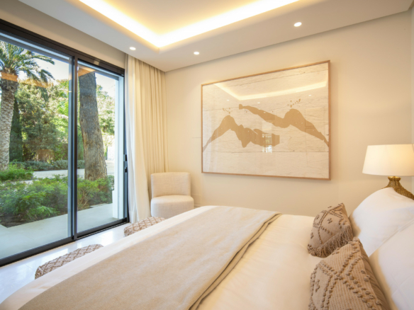 🏰✨ LUXURIOUS VILLA FOR SALE IN MARBELLA GOLDEN MILE! ✨🏰 GATED – Turnkey Opportunity