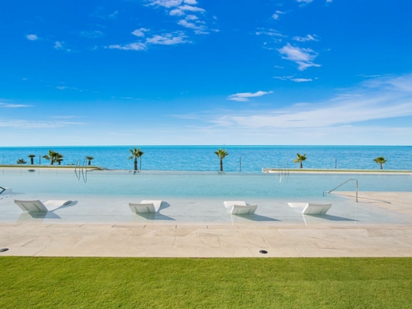 For Rent – EMARE 🏢 Estepona COSTA DEL SOL 4 Bedrooms APARTMENT 🏖️