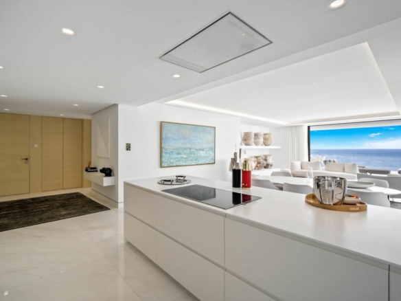 For Rent – EMARE 🏢 Estepona COSTA DEL SOL 4 Bedrooms APARTMENT 🏖️