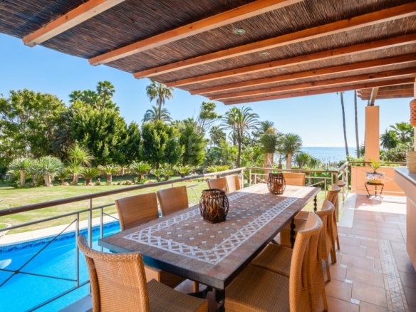 For sale 🌟 ELEGANT 10 Bedrooms BEACHFRONT MANSION WITH GUEST ACCOMMODATION ON THE NEW GOLDEN MILE 🌴