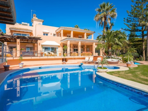For sale 🌟 ELEGANT 10 Bedrooms BEACHFRONT MANSION WITH GUEST ACCOMMODATION ON THE NEW GOLDEN MILE 🌴