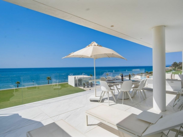 For Rent – EMARE 🏢 Estepona COSTA DEL SOL 4 Bedrooms APARTMENT 🏖️
