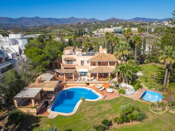 For sale 🌟 ELEGANT 10 Bedrooms BEACHFRONT MANSION WITH GUEST ACCOMMODATION ON THE NEW GOLDEN MILE 🌴