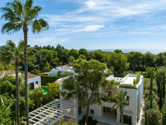 🏰✨ LUXURIOUS VILLA FOR SALE IN MARBELLA GOLDEN MILE! ✨🏰 GATED – Turnkey Opportunity