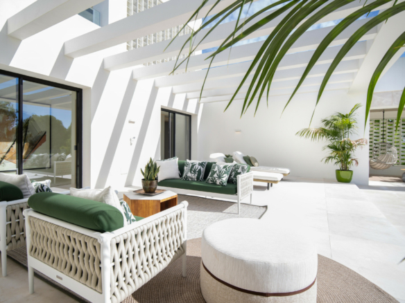 🏰✨ LUXURIOUS VILLA FOR SALE IN MARBELLA GOLDEN MILE! ✨🏰 GATED – Turnkey Opportunity