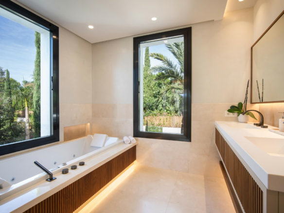 🏰✨ LUXURIOUS VILLA FOR SALE IN MARBELLA GOLDEN MILE! ✨🏰 GATED – Turnkey Opportunity