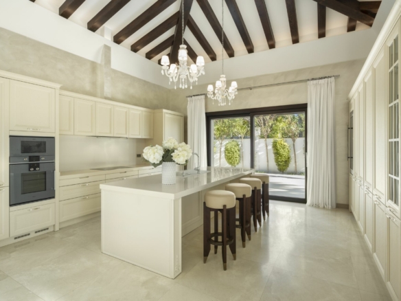 RESERVED 🏡 | Turnkey Villa in Nueva Andalucía ✨ | Garage for 10 Cars 🚗🚗🚗
