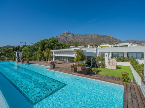 Penthouse 5 Bedrooms  in Sierra Blanca, Costa del Sol – Sea Views – Gated