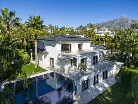 RESERVED 🏡 | Turnkey Villa in Nueva Andalucía ✨ | Garage for 10 Cars 🚗🚗🚗