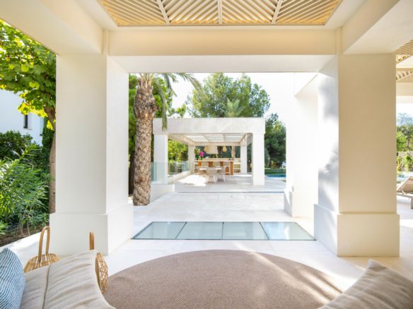 🏰✨ LUXURIOUS VILLA FOR SALE IN MARBELLA GOLDEN MILE! ✨🏰 GATED – Turnkey Opportunity