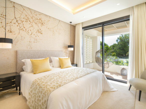 🏰✨ LUXURIOUS VILLA FOR SALE IN MARBELLA GOLDEN MILE! ✨🏰 GATED – Turnkey Opportunity