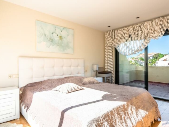 For Sale 🏡 Marbella Golden Mile, Marbella 🌅 South-west facing townhouse within walking distance to Puente Romano and the beach