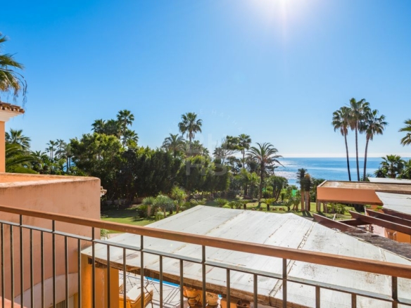 For sale 🌟 ELEGANT 10 Bedrooms BEACHFRONT MANSION WITH GUEST ACCOMMODATION ON THE NEW GOLDEN MILE 🌴