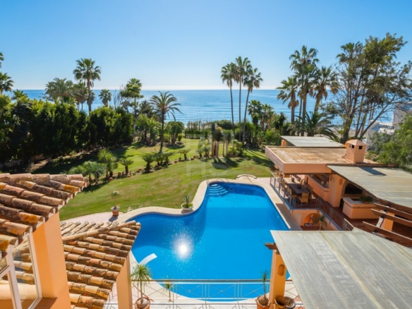 For sale 🌟 ELEGANT 10 Bedrooms BEACHFRONT MANSION WITH GUEST ACCOMMODATION ON THE NEW GOLDEN MILE 🌴