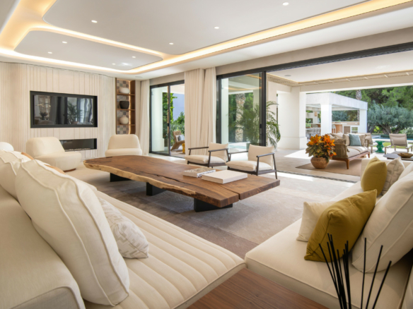 🏰✨ LUXURIOUS VILLA FOR SALE IN MARBELLA GOLDEN MILE! ✨🏰 GATED – Turnkey Opportunity