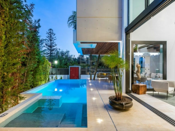 Modern Villa for Sale & Rent in Casablanca, Marbella Golden Mile. Walk to Beach