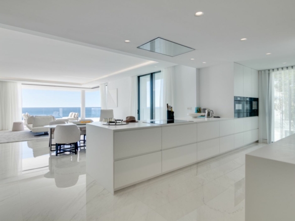 For Rent – EMARE 🏢 Estepona COSTA DEL SOL 4 Bedrooms APARTMENT 🏖️