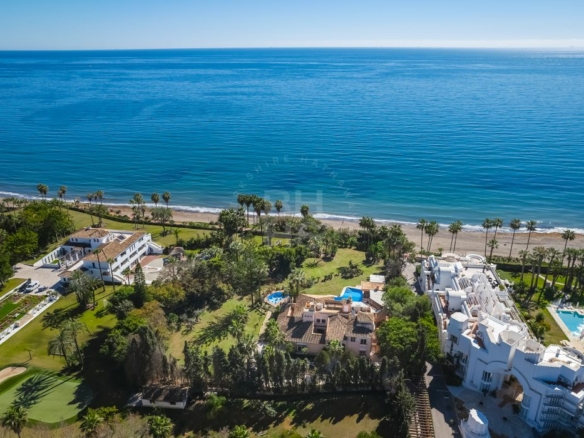 For sale 🌟 ELEGANT 10 Bedrooms BEACHFRONT MANSION WITH GUEST ACCOMMODATION ON THE NEW GOLDEN MILE 🌴