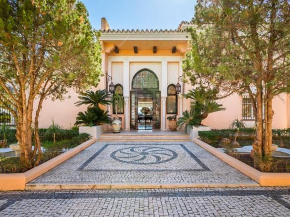 For sale 🌟 ELEGANT 10 Bedrooms BEACHFRONT MANSION WITH GUEST ACCOMMODATION ON THE NEW GOLDEN MILE 🌴