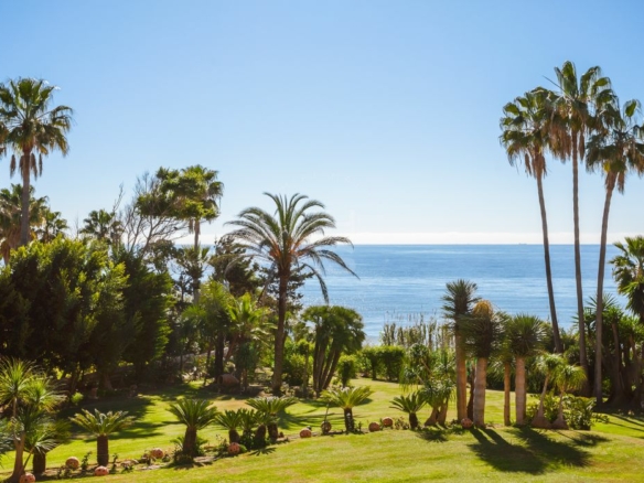 For sale 🌟 ELEGANT 10 Bedrooms BEACHFRONT MANSION WITH GUEST ACCOMMODATION ON THE NEW GOLDEN MILE 🌴