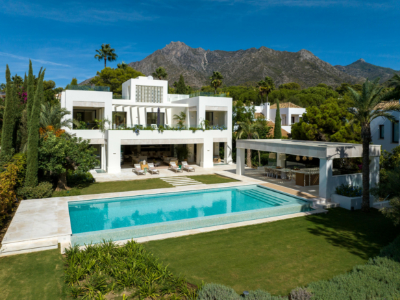 🏰✨ LUXURIOUS VILLA FOR SALE IN MARBELLA GOLDEN MILE! ✨🏰 GATED – Turnkey Opportunity